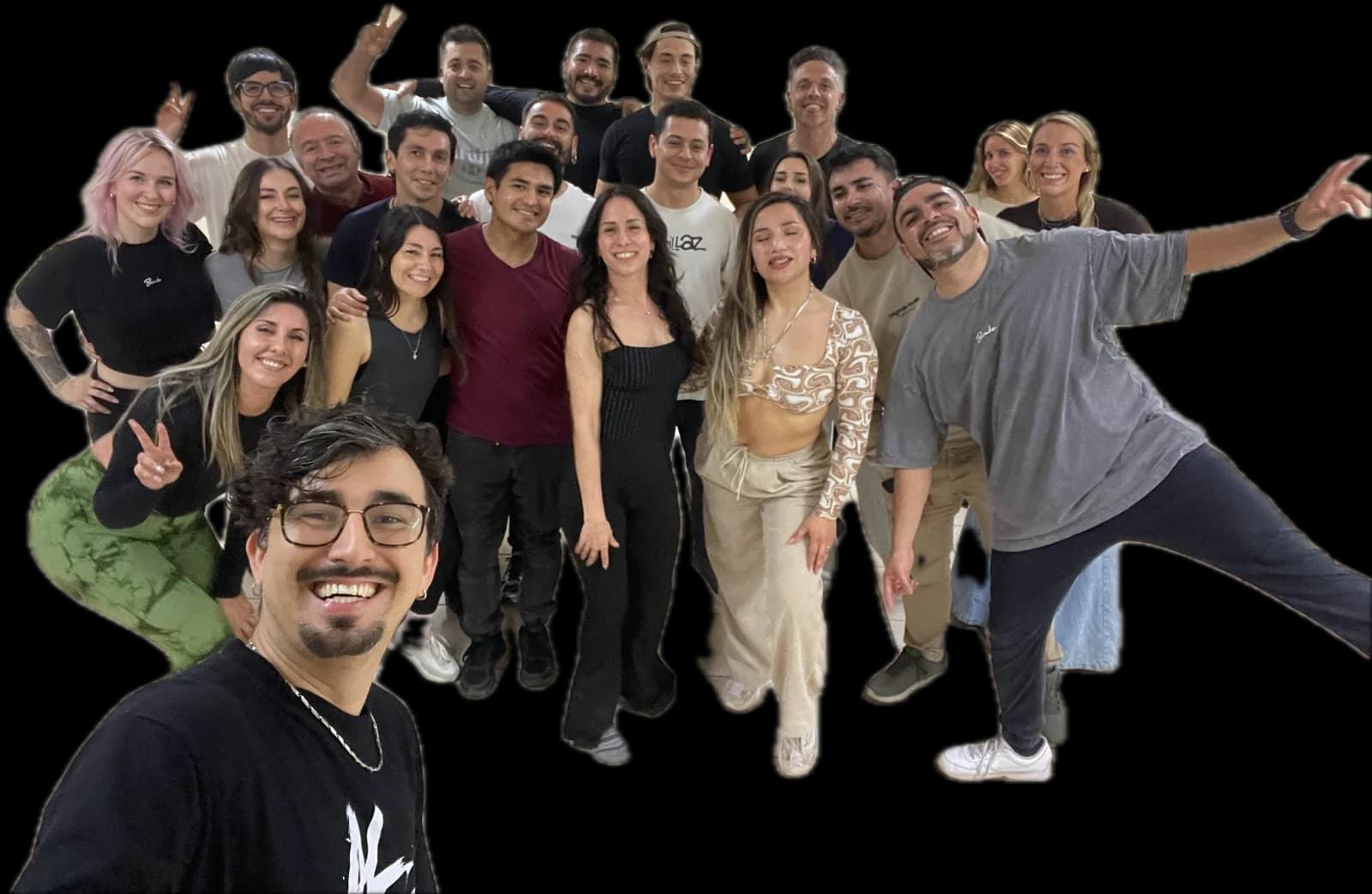 Alumnas y alumnos de Al Paso Dance Studio junto a Sergio Gary después de clase